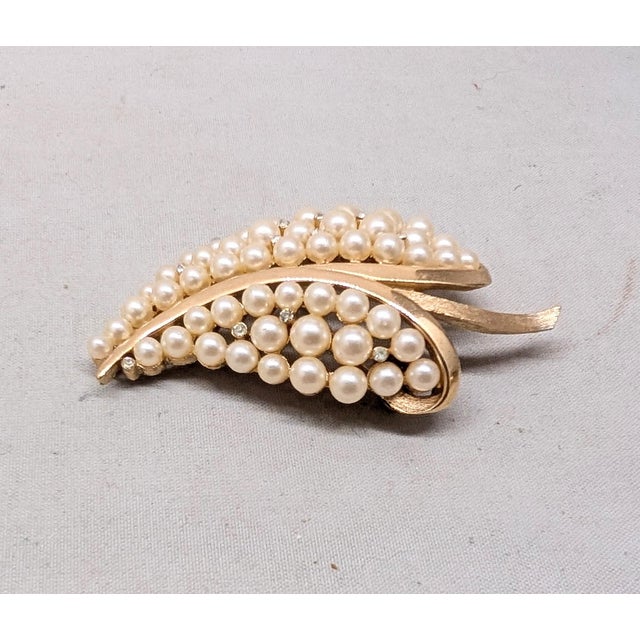 Vintage Signed Crown Trifari Goldtone Faux-Pearl & Clear Rhinestone Brooch For Sale In Philadelphia - Image 6 of 6