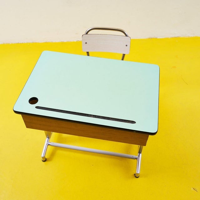 Discover this vintage desk with an elegant and functional design, perfect for those who love the retro aesthetic....