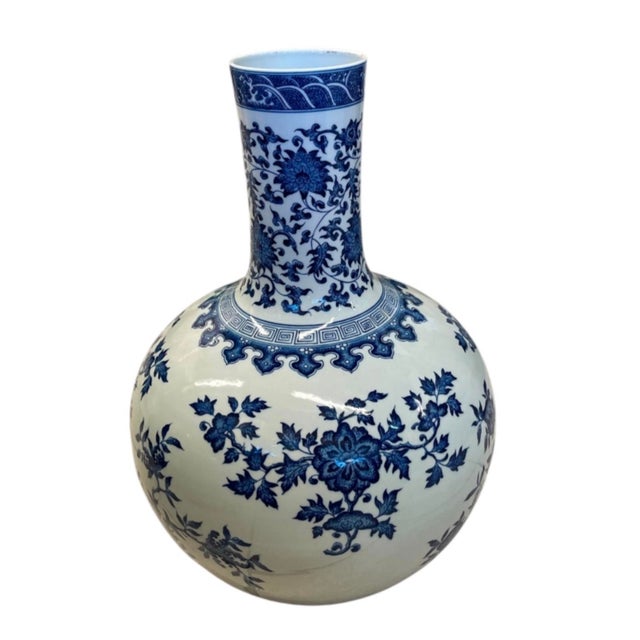 This classic vintage Chinese blue and white porcelain tianqiuping (celestial globe) vase brings timeless Chinoiserie...