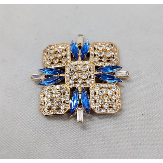 Vintage 1960s Signed Hobe Goldtone Faux-Sapphire & Clear Rhinestone Brooch For Sale - Image 4 of 7