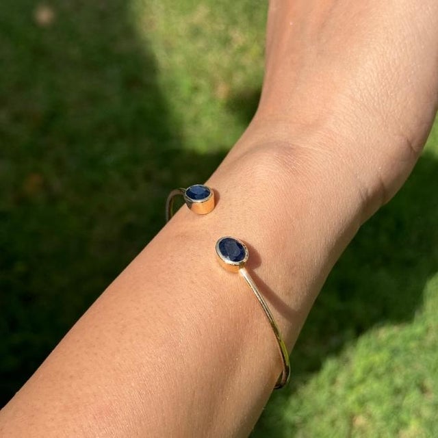 3.08 Carat Blue Sapphire Open Cuff Bangle Bracelet in 14k Yellow Gold For Sale - Image 9 of 16