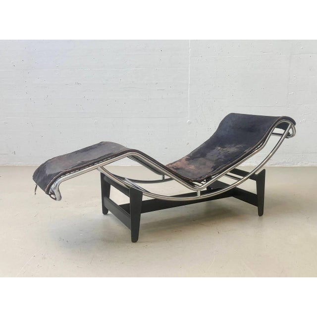 Metal LC4 Chaise Longue with Ponyfell Le Corbusier, Pierre Jeanneret and Charlotte Perriand by Pierre Jeanneret for Cassina, 1960s For Sale - Image 7 of 18
