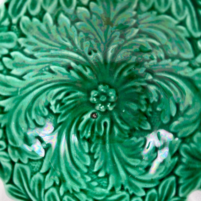 English Acanthus Leaf Green Glazed English Majolica Pedestal Vide-Poche For Sale - Image 3 of 11