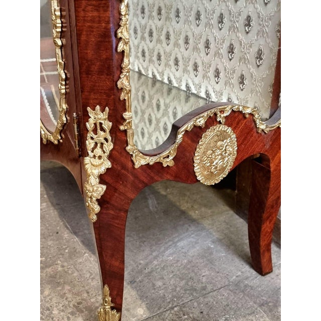 French French Louis XV Vitrine Cabinet – Grand Solid Wood Display Case With Gilded Inlay & Glass Shelves For Sale - Image 3 of 3