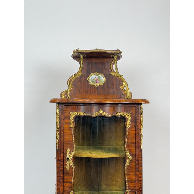 19th Century French Rosewood & Marquetry Louis XV Style Bombe Vitrine Bronze Ormolu Curio Cabinet Hand Painted Porcelain Plaques Home Decor For Sale In New York - Image 6 of 7