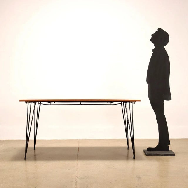 Table with base in enamelled metal and top in wood covered in formica. A table to customize by replacing the formica shade...