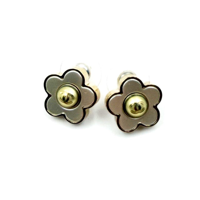 Chanel Chanel Gold CC Ivory Daisy Flower Piercing Earrings, A Pair For Sale - Image 4 of 6