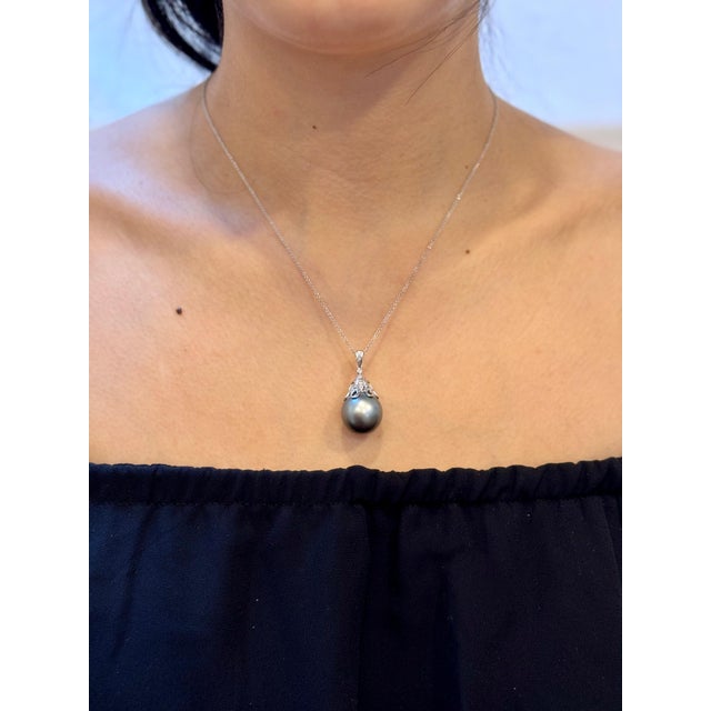 15.5 mm Black Round Tahitian Pearl & Diamond 18 Kt Gold Pendant + Chain 14 KG For Sale - Image 12 of 18