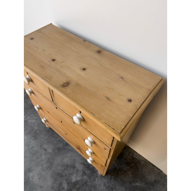 19th Century English Pine Chest of Drawers | Dresser With Porcelain Knobs For Sale - Image 4 of 8