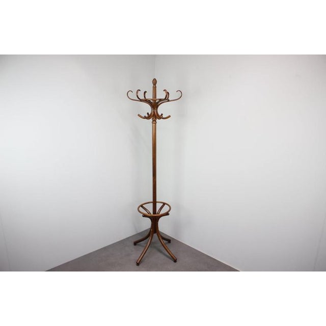 Exceptional vintage bentwood coat rack manufactured by ton in czechoslovakia, dating from the 1970s–1980s. The piece is...