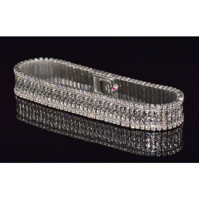 This exceptional designer bracelet from Roberto Coin is a timeless expression of Italian luxury and craftsmanship....