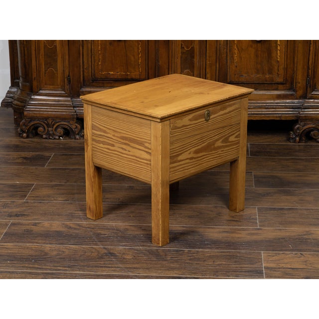 Rustic English 1900s Pine Box on Straight Legs with Weathered Patina For Sale In Atlanta - Image 6 of 8