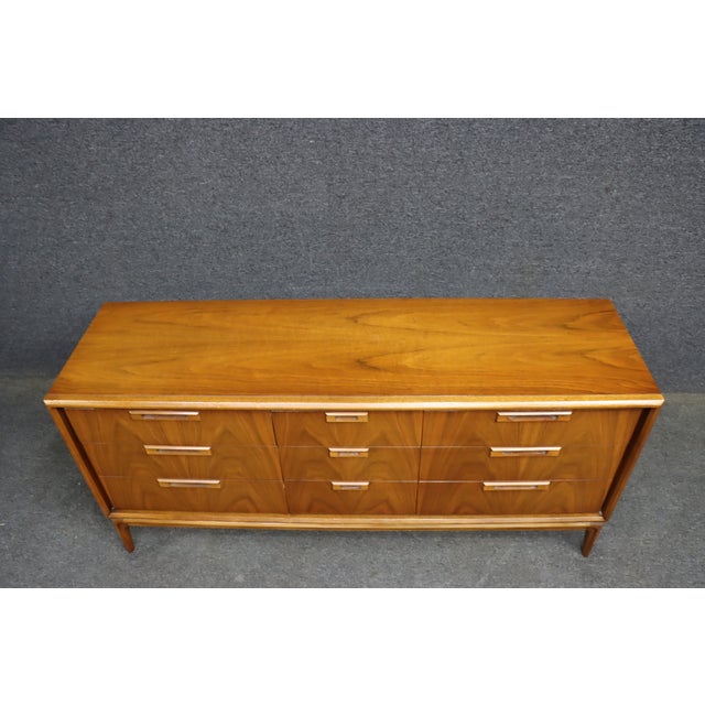 Mid-Century Modern Walnut Dresser Attributed to United Furniture Co. For Sale - Image 11 of 11