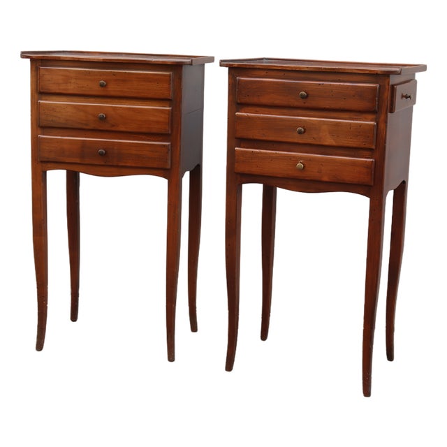 1950s Pair of French Louis XV Style Rosewood Side Tables or Nightstands For Sale