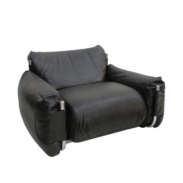 Pair of Mid-Century armchairs designed by Giuseppe Munari for Poltrona Munari in the 1970s. Featuring original black...