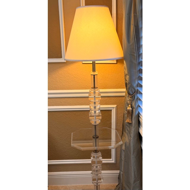 Karl Springer 1970s Hollywood Regency Stacked Lucite & Brass Floor Lamp With Built-in Table For Sale - Image 4 of 12