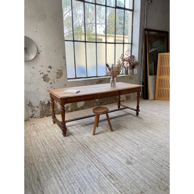 Old draper's table in solid walnut, which can easily be used as a dining table with its ideal dimensions. table dating...