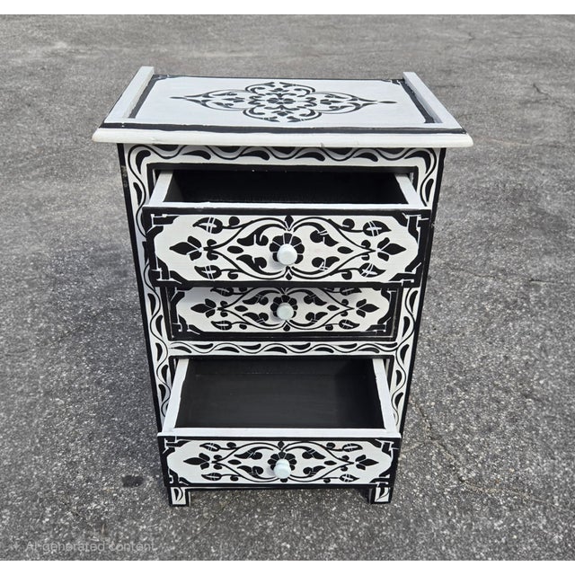 Hand‑Painted Moroccan Nightstand / White and Black Zoua9 Woodwork For Sale - Image 4 of 7