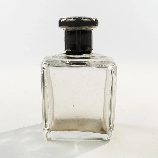 Art Deco Crystal Flask, France, 1930s, in Very Good conditions. Designed 1920 to 1949