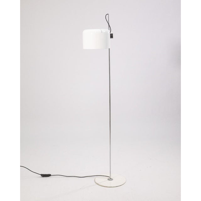 A vintage Coupe 3321 floor lamp by Joe Colombo for Oluce. This is an iconic Italian modern lamp with an award winning...