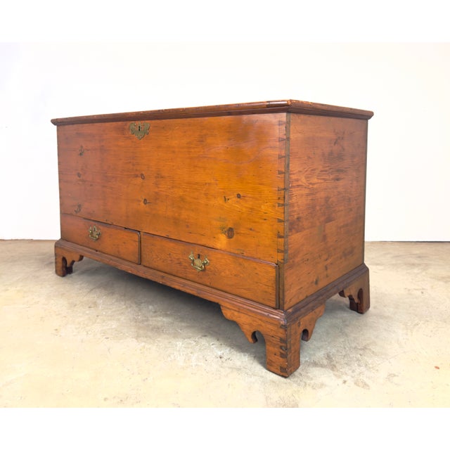 Queen Anne Late 18th Century American Queen Anne Style Pine Blanket Chest Pennsylvania For Sale - Image 3 of 12