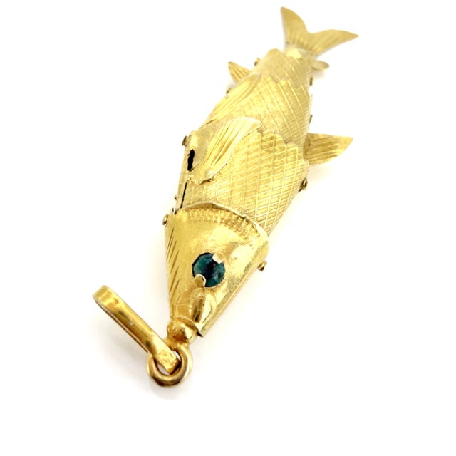 Vintage 1960s Yellow Gold & Emerald Articulating Fish Charm, Pendant For Sale - Image 4 of 8
