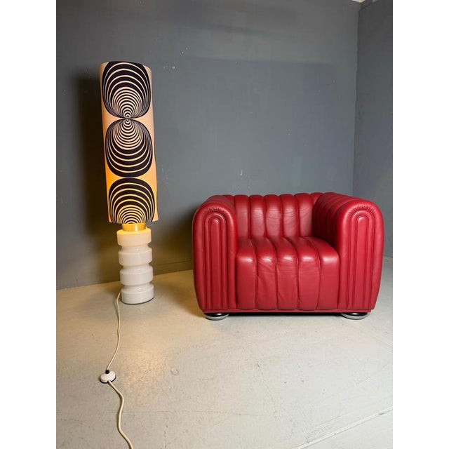 This impressive vintage floor lamp is a true statement piece, standing at 1.50 meters in height. The lamp features a...