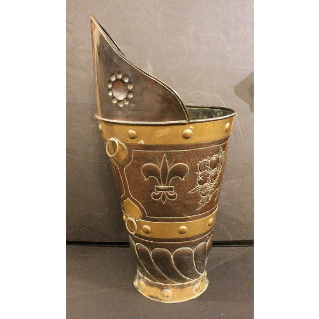 Circa 1860 grand French copper & brass grape hod. Truly superb quality! Dark, richly patinated copper. Central double...