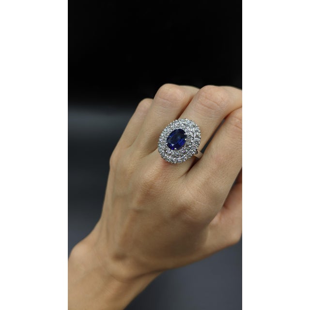 2020s 3.20 Carat Blue Sapphire Diamond Cluster Ring in 18k Gold, Size 7.5 For Sale - Image 5 of 9