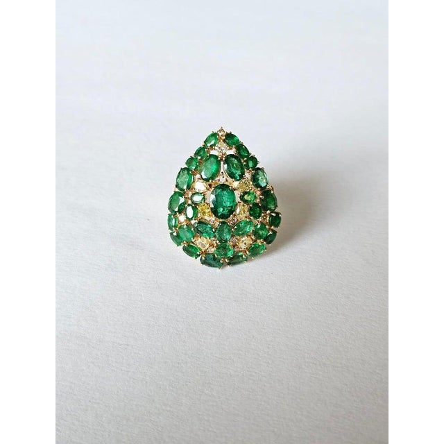 Green Set in 18k Gold, 6.11 Carats, Zambian Emerald & Yellow Diamonds Cocktail Ring, Size 6.5 For Sale - Image 8 of 10