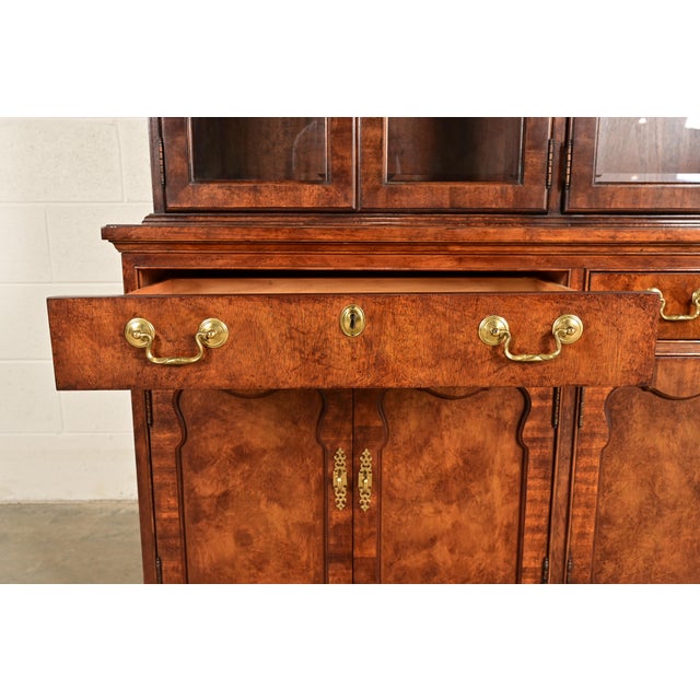 1980s Thomasville Georgian Carved Mahogany Lighted Breakfront Bookcase or Dining Cabinet For Sale - Image 5 of 16