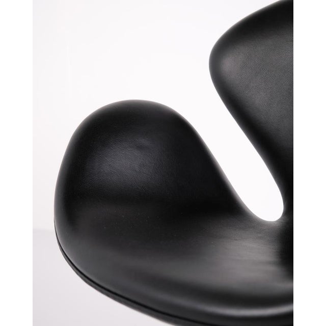 Black Swan Chair in Black Elegance Leather by Arne Jacobsen for Fritz Hansen, 2002 For Sale - Image 8 of 14