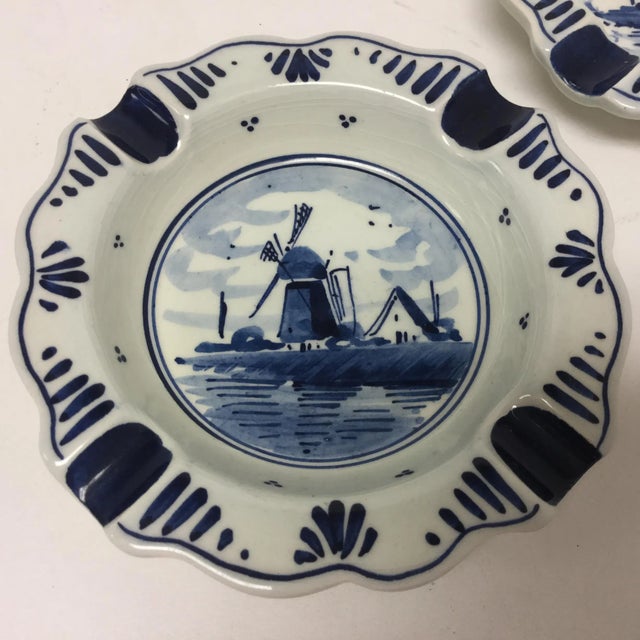 Lovely Delft blue and white petite pair of ashtrays/catchalls. These will add just that right touch of blue on a table, or...