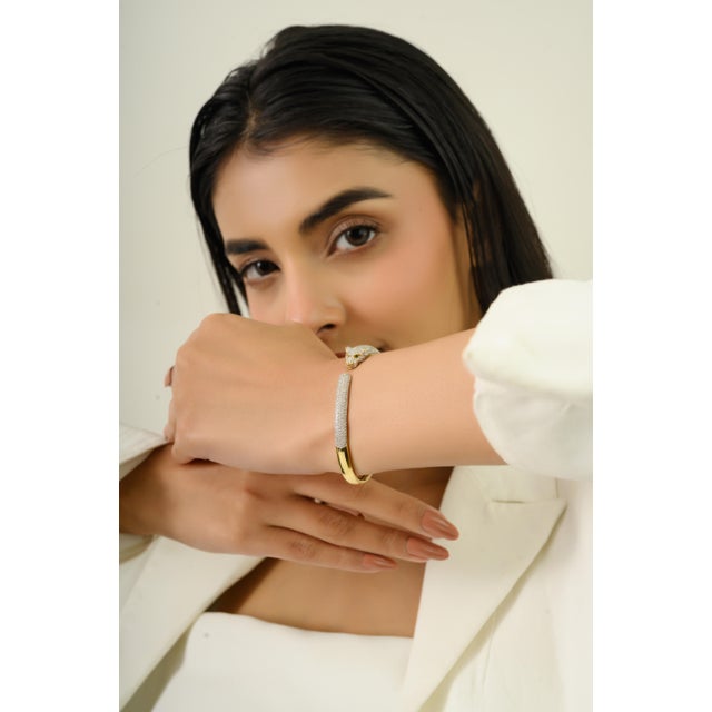 Mid 20th Vintage 297 PCS Diamond Panther Bangle With Green Stone Eyes in 18k Gold For Sale - Image 10 of 16