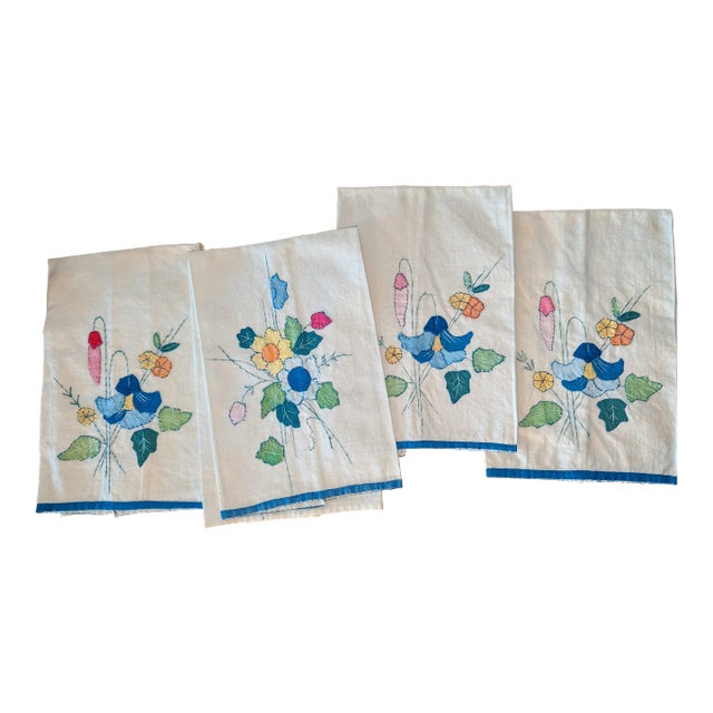 Vintage "Applique" Flower on Linen Table Napkins- Set of 4 For Sale