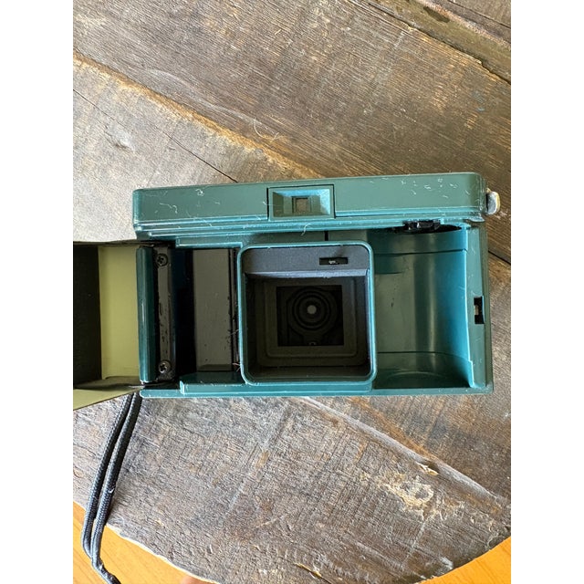 Green Vintage Kodak Hawkeye Instamatic Camera – Mid Century American Film Camera in Sage Green & Cream For Sale - Image 8 of 8