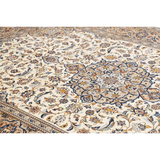 Textile Kashan Rug in Hand-Knotted Wool For Sale - Image 7 of 11