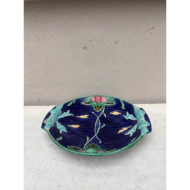 Victorian 19th Century Small Majolica Strawberries Dish Wedgwood For Sale - Image 3 of 4