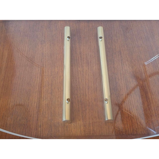 Mid-Century Modern Magazine Rack in Acrylic and Brass, Italy, 1970s For Sale - Image 3 of 10