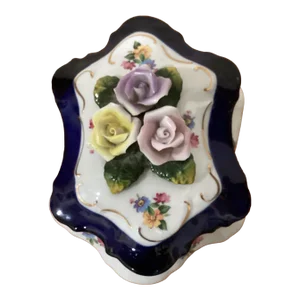 Early 19th Century Collectiable Antique Capodimonte Italian Porcelain Molded Flowers Decor Box