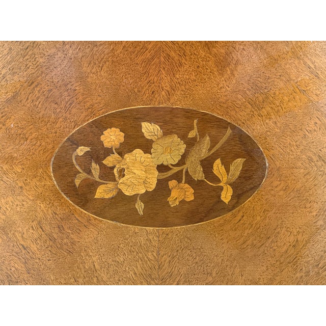 French Louis XV Style Walnut Tea Table With Removable Glass Tray & Floral Marquetry For Sale In San Francisco - Image 6 of 9