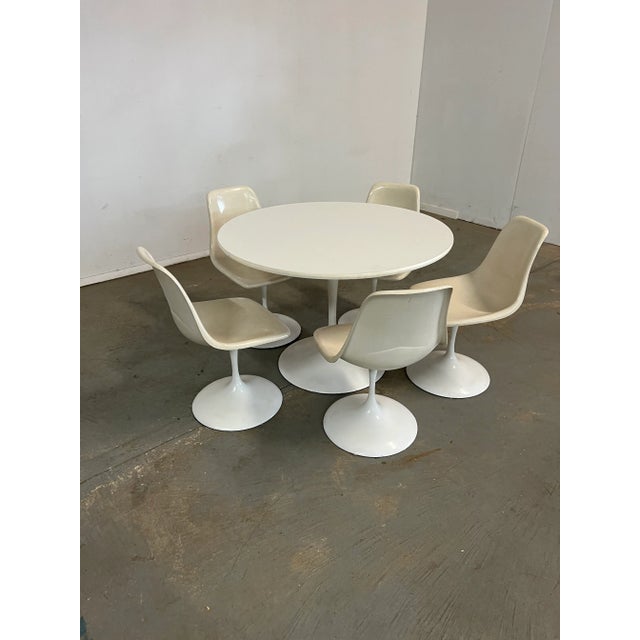 Mid-Century Modern Eero Saarinen Style Tulip Round Dining Table and Chairs Offered is a 6 piece dining set, similar to the...