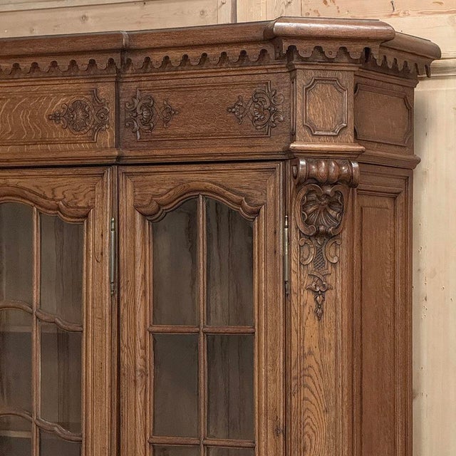 Late 19th Century Belgian Liégeoise Louis XIV Bookcase in Solid Quarter-Sawn Oak For Sale - Image 13 of 18