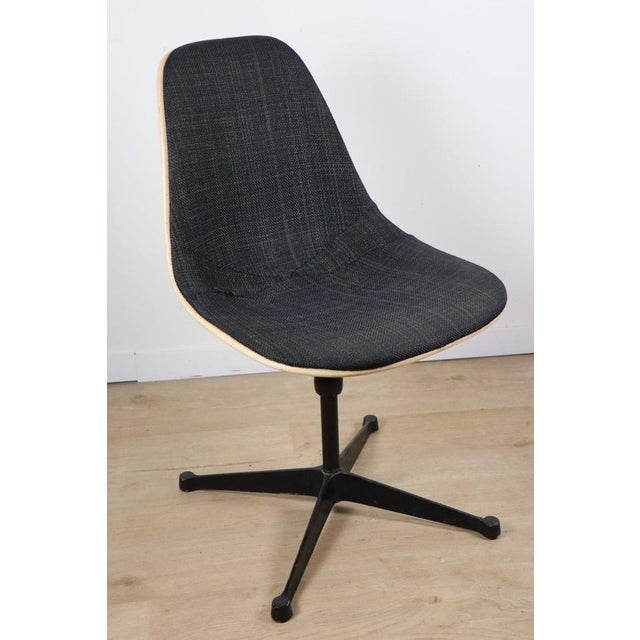 An icon of 20th-century design, this Eames chair, produced by Herman Miller, is presented here in a particularly rare and...