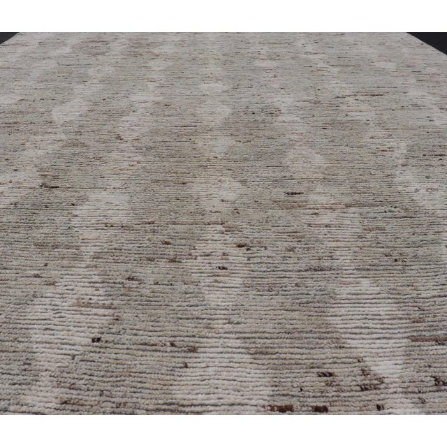 Modern Afghanistan Rug with All-Over Pattern in Muted Light Green Tones. Keivan Woven Arts rug AAR-1003, country of origin...