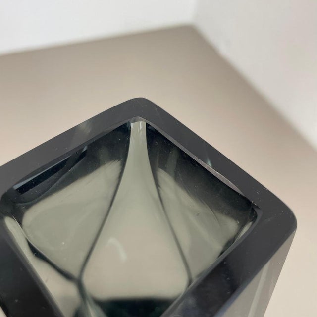 Faceted Murano Glass Sommerso Vase from Mandruzzato, Italy 1970s For Sale - Image 6 of 18