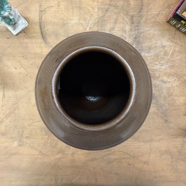 Late 20th Century Ceramic Vase with Two-Tone Brown Rounded Streaks For Sale - Image 5 of 5