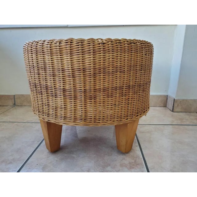 Fabulous vintage woven rattan wicker ottoman with four tapered wooden legs. Honey color rattan. Strurdy enough to be used...