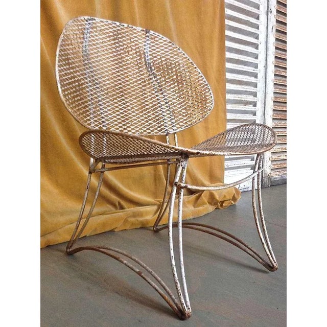 This magnificent 1960s mid century modern American garden chair has a sturdy curved iron frame with the original oxidized...
