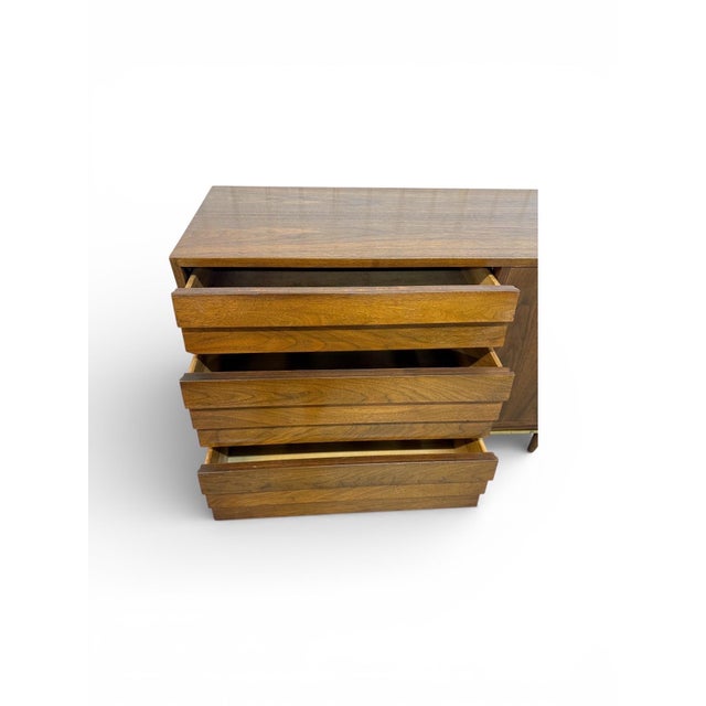 Mid-Century Modern American of Martinsville Dania Walnut Dresser For Sale In Philadelphia - Image 6 of 9